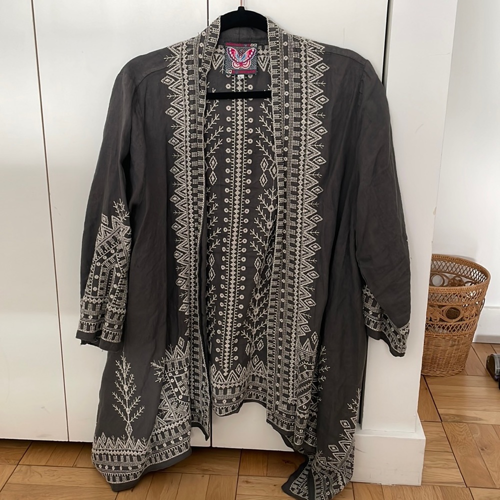 Johnny Was gray and white embroidered kimono